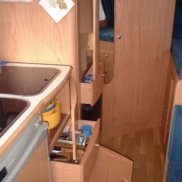 Camper Aramis cdd – particolare mobili della cucina con cassetti ed ante