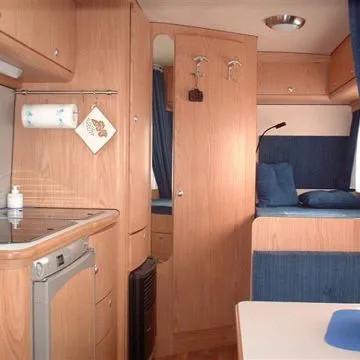 Camper Aramis cdd – particolare mobili della cucina con cassetti ed ante