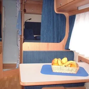 Camper Aramis cdd – particolare mobili della cucina con cassetti ed ante