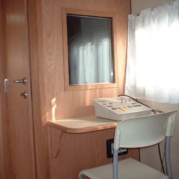 mobile con cabina attrezzata per il controllo dell’udito.