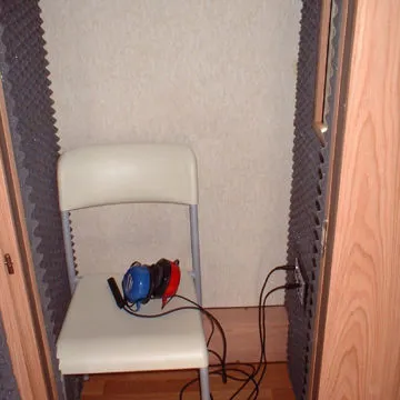 mobile con cabina per controllo dell’udito con pannellatura fonoassorbente.