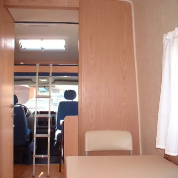 mobile con zone separate da apposite porte scorrevoli.