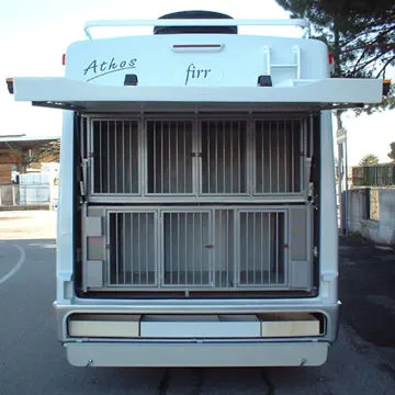 Portellone posteriore per accesso alle gabbie per trasporto animali.