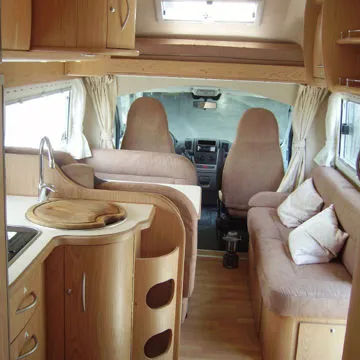 Allestimento interno mezzo speciale 4x4: stesso comfort dei camper tradizionali anche nel deserto.