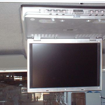 Impianto tv installato a soffitto con schermo aperto.