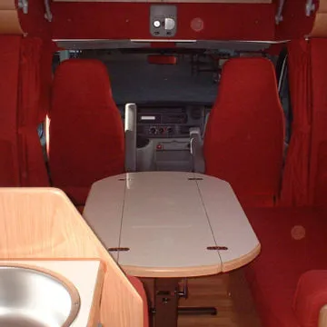 Dinette con sedute in tessuto rosso - tavolo centrale pieghevole piano lucido.