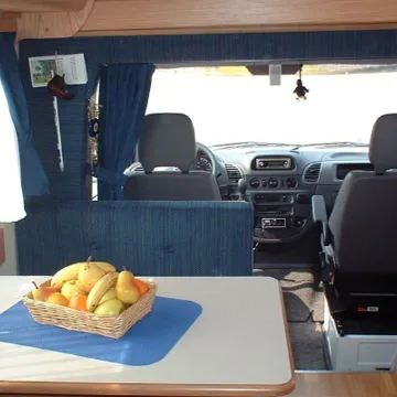 Dinette con sedute in tessuto fantasia blu - tavolo abbattibile piano bianco.