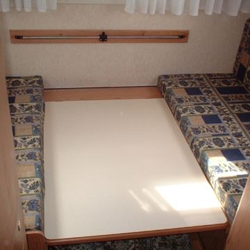Zona dinette con tavolino abbassato per creare la struttura del letto.
