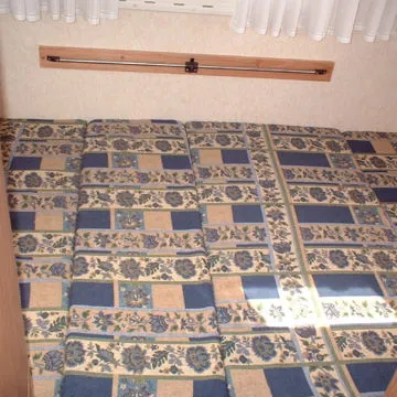 la cuscinatura per coprire il piano del tavolino e creare un letto matrimoniale.