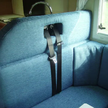 Zona dinette ad angolo con sedute fronte guida dotate di cinture di sicurezza.