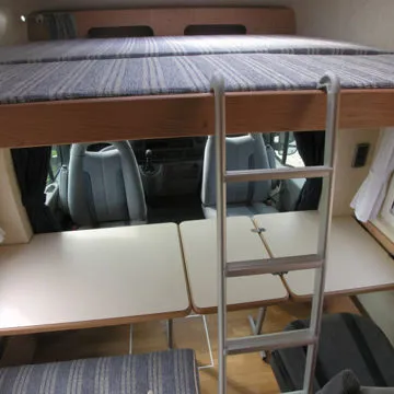 Letto ad estrazione per recuperare spazio nella zona dinette anche quando il letto è aperto.