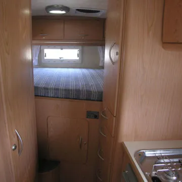 Letto matrimoniale posteriore posizionato sopra la zona garage del camper.