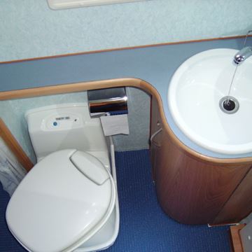 Bagno con wc orientabile completo di mobile lavandino sospeso con piano antiscivolo