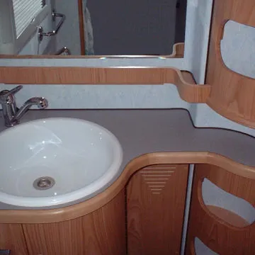 Bagno per camper con mobile lavandino in legno, completo con base e pensile portaoggetti