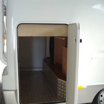 Gavone posteriore con apertura laterale; le dimensioni dei gavoni sul camper sono flessibili.