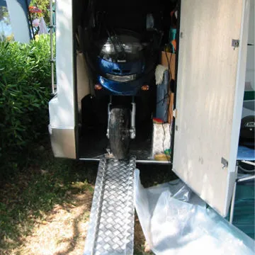 Ampio gavone posteriore per camper a uso garage, completo di pedana di accesso.