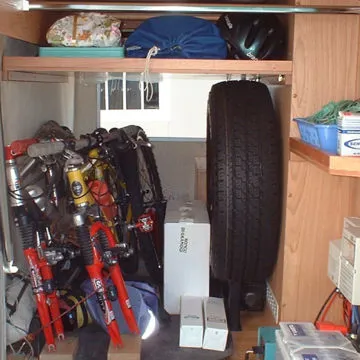 Ampio gavone posteriore a uso garage per biciclette, utilizzato anche come ripostiglio.