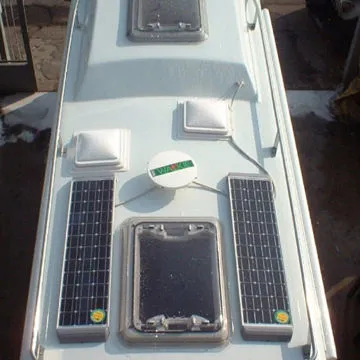 Sul tetto del camper possono essere installati pannelli solari e antenna satellitare.