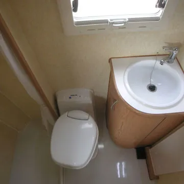 Il radiatore nel bagno per diffondere il calore dell'impianto di riscaldamento.