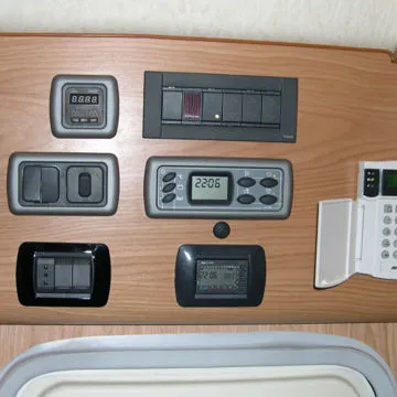 Centralina e sistemi di controllo raggruppati in un unico pannello per l'immediato monitoraggio.