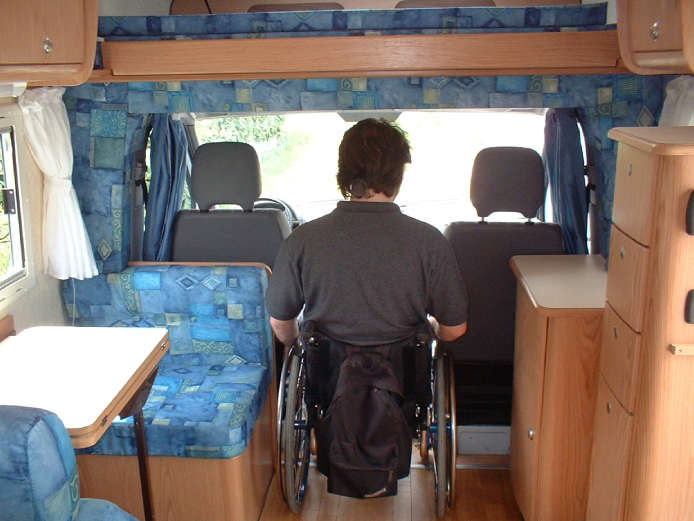 Spazi più ampi tra i componenti di arredo permettono di raggiungere ogni punto del camper.