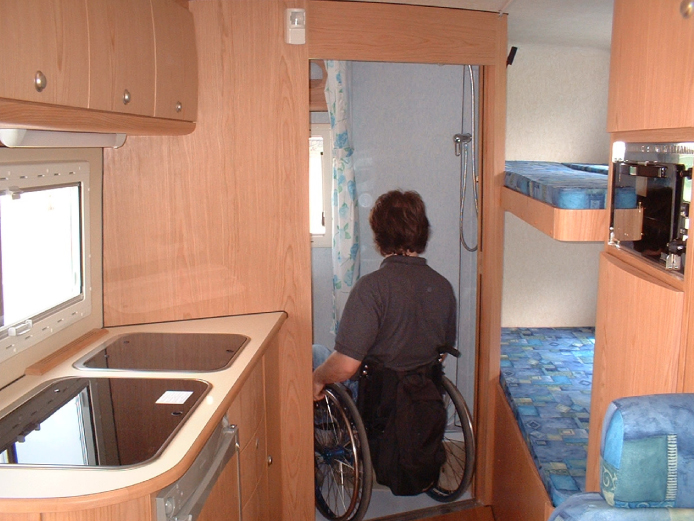 La porta del bagno del camper è più larga per consentire l’accesso della sedia a rotelle.