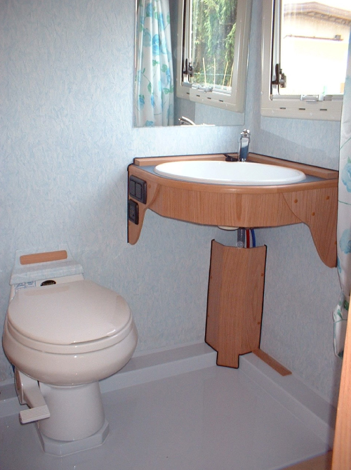 Nel bagno gli spazi sono più ampi e i mobili sospesi per facilitare la movimentazione